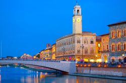 Pisa by night con il panorama del Ponte di Mezzo sul fiume Arno, Toscana. Situato idealmente nel centro della città, il Ponte Conte Ugolino detto di Mezzo, collega piazza Garibaldi a ...