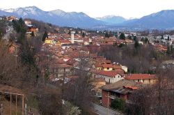 Il Comune di Pisano:  panorama della cittadina sul Lago Maggiore in Piemonte  - CC BY-SA 4.0, Wikipedia