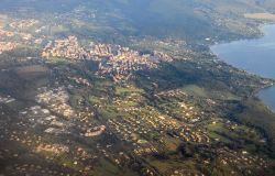 Pisciarelli di Bracciano, il gruppo di case in basso a destra, lungo le rive del lago laziale- Foto di MrPanyGoff - CC BY-SA 4.0, Wikipedia