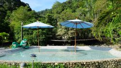 Piscina di acqua calda nel parco pubblico di Raksa Warin nella provincia di Ranong, Thailandia.
