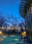 Piscina esterna a Les Thermes de Spa by night (Belgio). Siamo nel maggior complesso termale della città situata nella provincia di Liegi - © Luoxi / Shutterstock.com