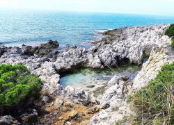 Piscine naturali presso il Parco del Promontorio del Circeo nel Lszio