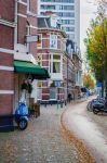 Pista ciclabile in autunno nel centro di L'Aia, Olanda.

