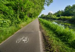 Pista ciclabile in Lombardia lungo i Navigli che conducono a Milano