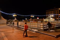 Bambini che giocano con il ghiaccio della pista allestita all'interno del villaggio di Babbo Natale in place De Gaulle, Ajaccio
