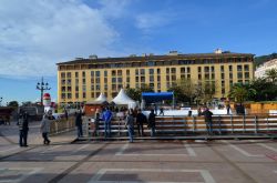 La pista del ghiaccio realizzata all'interno del villaggio di Babbo Natale in Place de Gaulle ad Ajaccio
