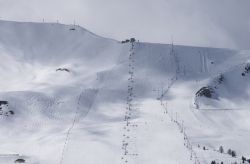 Pista olimpica nei pressi dello ski resort di La Plagne, Alpi francesi, fotografata dall'alto. Questa località sciistica creata nel 1961 si trova nell'Alta Savoia.
