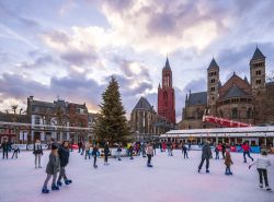 Pista su ghiaccio in piazza Vrijthof a Maastricht, Olanda, durante il Natale - © www.hollandfoto.net / Shutterstock.com