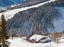 Piste da sci innevate a Saalbach-Hinterglemm, Austria.

