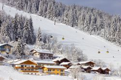Piste da sci nel comprensorio di Flachau, Austria, con cabinovie.  