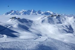 Piste e impianti a Verbier (Svizzera): sullo sfondo il massiccio del Monte Bianco - © dmitry_islentev / Shutterstock.com