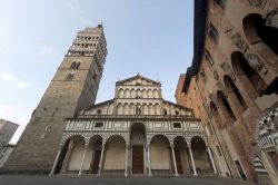La Cattedrale e il campanile di San Zeno a Pistoia, Toscana - Con il suo triplice ordine di logge, il bel portico trecentesco e la tipica decorazione di strisce di marmo bianco e nero, ...