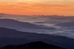 Una pittoresca alba con le motagne di sfondo sul Clingmans Dome, Great Smoky Mountains National Park (USA). Con i suoi 2025 metri, è la più alta delle Smokies oltre che il punto ...