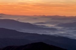 Una pittoresca alba con le motagne di sfondo sul Clingmans Dome, Great Smoky Mountains National Park (USA). Con i suoi 2025 metri, è la più alta delle Smokies oltre che il punto ...