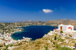 La pittoresca costa di Agia Marina, isola di Leros, Dodecaneso (Grecia). Nota anche come isola di Artemide, Leros è attraversata da dolci colline verdi.
