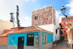 La pittoresca facciata decorata di una casa in Quinta Street a Puerto de la Cruz, Tenerife (Spagna) - © Drazen Vukelic / Shutterstock.com