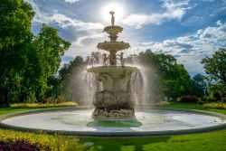 La pittoresca fontana dei Carlton Gardens a Melbourne, Australia, in una bella giornata di sole.
