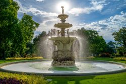 La pittoresca fontana dei Carlton Gardens a Melbourne, Australia, in una bella giornata di sole.
