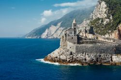 Una pittoresca immagine di San Pietro, la chiesa gotica di Porto Venere, La Spezia, Liguria. L'edificio di culto è citato da Eugenio Montale in una poesia dedicata al borgo spezzino.


 ...