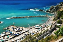 Una pittoresca spiaggia di Levanto lambita dall'acqua azzurra e verde smeraldo del mare Mediterraneo, Liguria.


