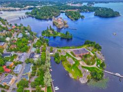 Pittoresca veduta aerea del castello medievale di Olavinlinna e della città di Savonlinna, Finlandia.
