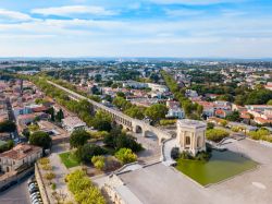 Una pittoresca veduta aerea dell'acquedotto di San Clemente e della cittadina di Montpellier, Francia.

