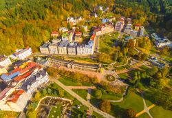 Una pittoresca veduta aerea di Marianske Lazne, la città termale nella regione di Karlovy Vary, in Repubblica Ceca.
