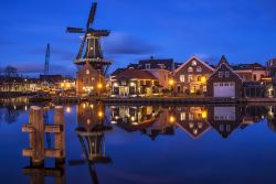 Una pittoresca veduta by night di Haarlem, Olanda. Questa città di storia e cultura, ha saputo conservare il proprio fascino e la propria autenticità nonostante si trovi nelle ...