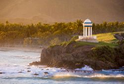 Una pittoresca veduta caraibica con palme e natura rigogliosa nei pressi di Puerto Plata, Repubblica Dominicana.
