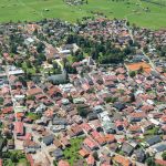 Una pittoresca veduta dall'alto del villaggio di Obertstorf, Germania: questa cittadina si trova in un'ampia vallata nella parte più montuosa dell'Algovia. E' il borgo ...