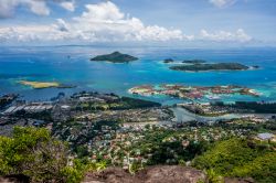 Pittoresca veduta dall'alto dell'isola di Mahé, Seychelles.

