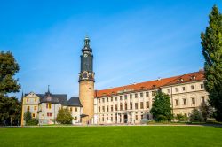 Una pittoresca veduta del castello cittadino a Weimar, Germania. Al suo interno vi sono preziosi dipinti di Cranach.



