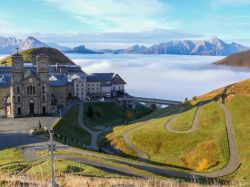 Una pittoresca veduta del santuario di Nostra Signora a La Salette-Fallavaux sopra le nuvole, Francia.

