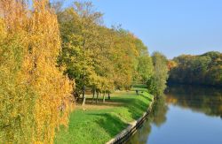 Una pittoresca veduta della Senna nei pressi di Meulan en Yveline, Ile-de-France (Francia).  