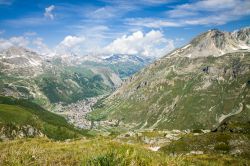 Una pittoresca veduta della Val d'Isère (Francia) dalla strada per il Col de l'Iseran, il valico automobilistico più alto di Francia e d'Europa.
