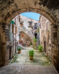 Una pittoresca veduta dell'antico villaggio di Santo Stefano di Sessanio, L'Aquila, Abruzzo. Passeggiando fra le viuzze del borgo si respira un'atmosfera fiabesca.



