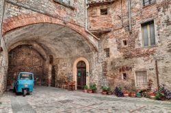Pittoresca veduta di un vicolo con una simpatica Ape Piaggio nel centro di Todi, provincia di Perugia, Umbria  - © ermess / Shutterstock.com