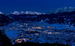 Pittoresca veduta notturna dall'alto della località alpina di Garmisch-Partenkirchen, Germania.
