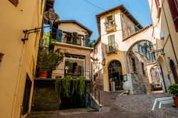 Pittoreschi palazzi nel centro di Desenzano del Garda, provincia di Brescia, Lombardia. Orientarsi fra le sue stradine storiche è piuttosto semplice grazie ai due punti di riferimento: ...