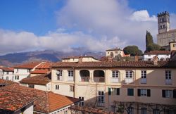 Un pittoresco angolo del centro di Barga con la cattedrale sullo sfondo, Toscana.
