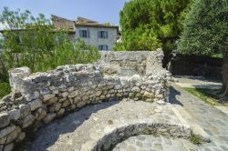 Un pittoresco angolo panoramico di Saint-Paul-de-Vence, Francia. Il paese si trova a nord di Nizza; proseguendo ancora a nord si giunge alla zona confinanante con la provincia di Cuneo - © ...