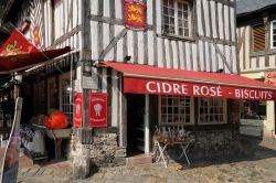 Pittoresco bar a Honfleur  - © Pack-Shot / Shutterstock.com