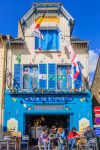 Il pittoresco Bar Tapecul nella città di Cancale, Bretagna, Francia - © RnDmS / Shutterstock.com