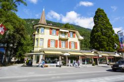 Un pittoresco edificio a Hoeheweg, Interlaken, Svizzera. Il negozio al piano terra offre una vasta scelta di regali e souvenir tipici del paese - © marekusz / Shutterstock.com