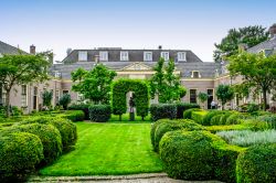 Un pittoresco giardino circondato da case antiche a Hofje van Oorschot nella città di Haarlem, Olanda - © Hans Geel / Shutterstock.com