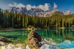 Il pittoresco lago di Carezza con il gruppo montuoso del Latemar sullo sfondo, Nova Levante, Trentino Alto Adige. Viene chiamato anche lago arcobaleno per via delle sue acque variopinte.



 ...
