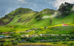 Un pittoresco panorama della città di Virk i Myrdal, Islanda, immersa nel verde della vallata.



