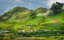 Un pittoresco panorama della città di Virk i Myrdal, Islanda, immersa nel verde della vallata.



