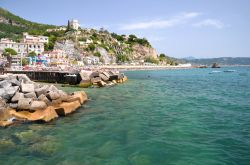 Un pittoresco panorama della spiaggia di Vietri sul Mare, Campania, Italia. Questa bella cittadina della Costiera Amalfitana è famosa per la produzione di piatti, vasi per fiori e piastrelle ...