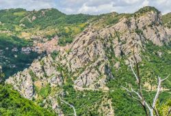 Pittoresco panorama delle Dolomiti lucane dal villaggio montano di Castelmezzano, Basilicata - © canadastock / Shutterstock.com